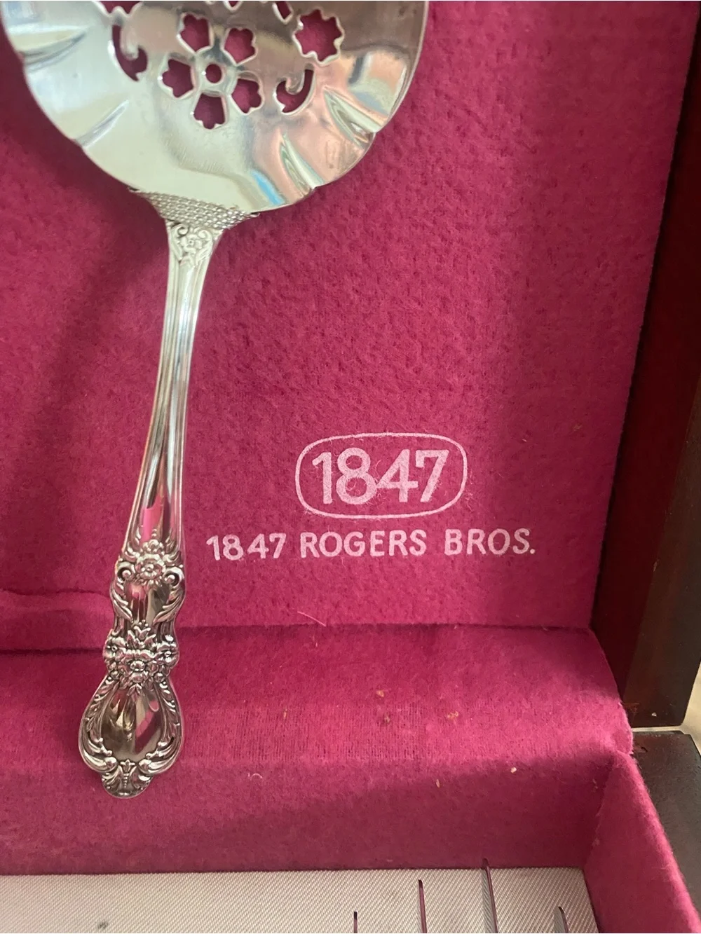 Vintage 1847 Roger Bros Silverplated Siverware Set and Box